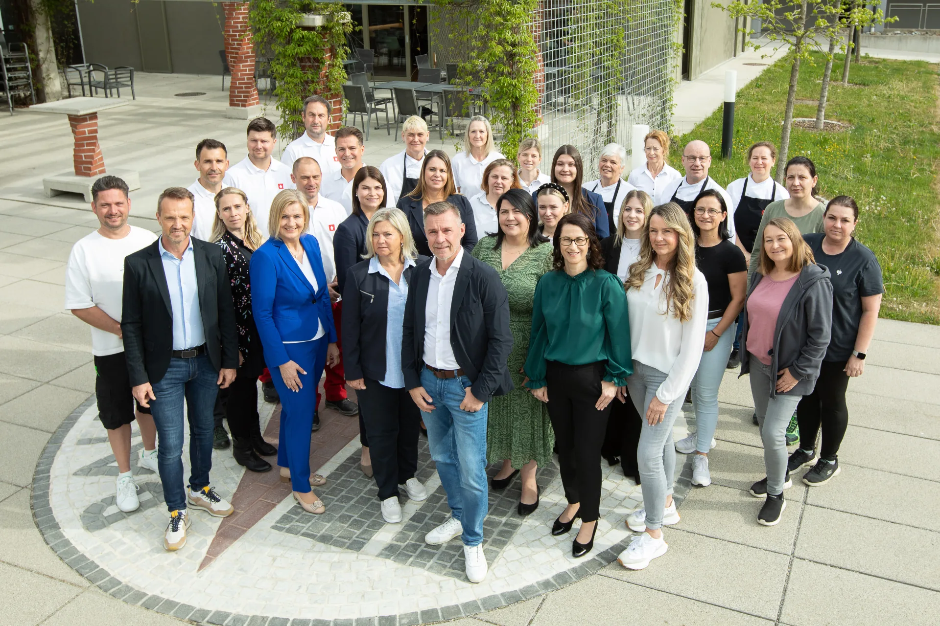 Das Team der BAUAkademie Steiermark / Burgenland vor dem Akademiegebäude